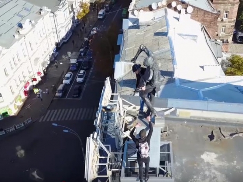 В Харькове руферы без страховки забрались по дому к памятнику Скрипачу (видео)