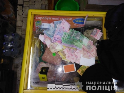 Под Харьковом вооруженный мужчина ограбил магазин
