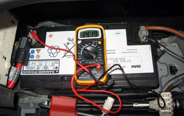 Как правильно проверить автомобильный аккумулятор?