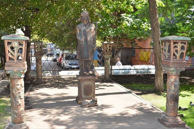 Памятник дворнику появился в Харькове