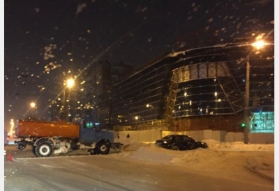 В Харькове снегоуборочная машина протаранила такси (фото)