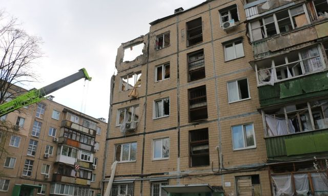 Харьковские спасатели разбирают жилые дома, пострадавшие во время обстрелов