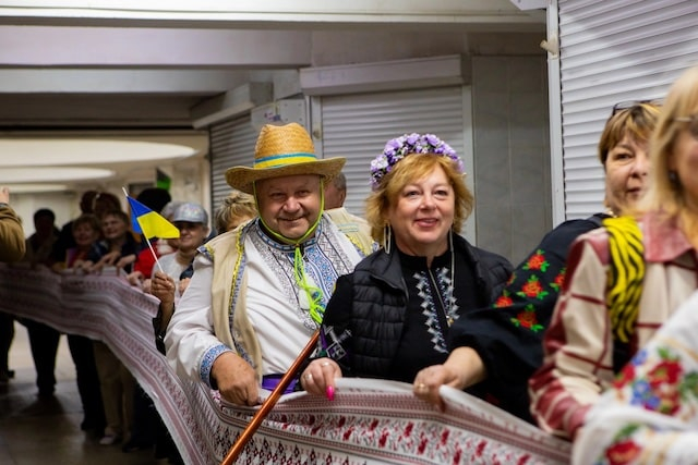 День вышиванки под землей - харьковчане развернули 50-метровый рушник