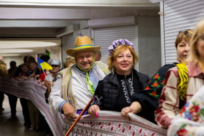 День вышиванки под землей - харьковчане развернули 50-метровый рушник