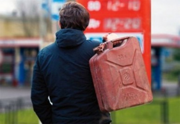 Харьковчане сливали горючее из грузовиков