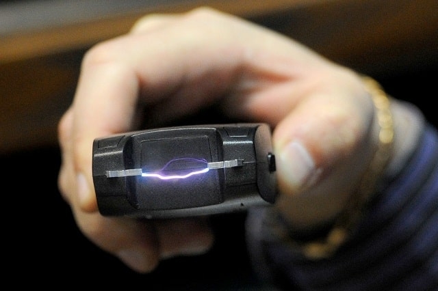 Электрошокер для самообороны: как работает, особенности выбора и использования