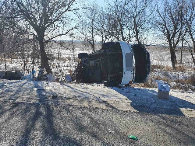 В ДТП в Чугуеве – микроавтобус вылетел в кювет и перевернулся (фото)