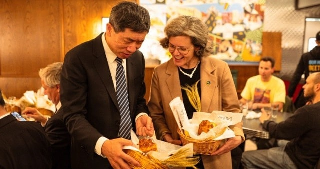 В Нью-Йорке готовили паски из муки пшеницы, собранной на заминированном поле Харьковщины