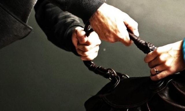 В Купянске рецидивист ранил сотрудницу полиции