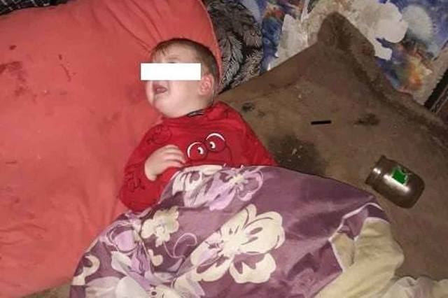 Маленьких детей изолировали от родителей-алкоголиков