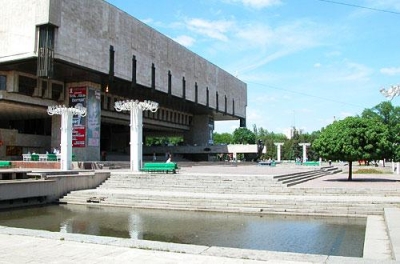 Завершают ремонт притеатральной площади