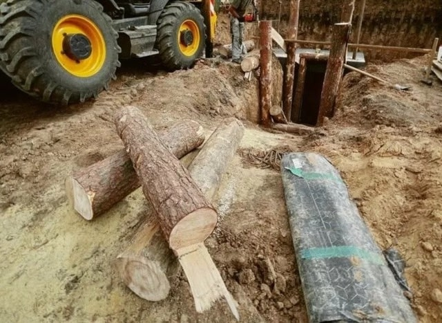 Под Харьковом на фортификациях подорвался трактор, пострадали два человека