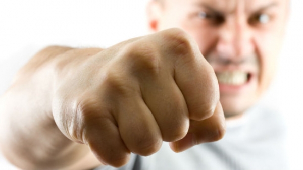 Вор проломил стену в доме