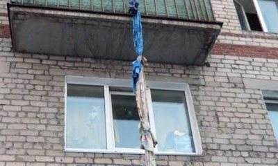 Спускаясь через окно при помощи простыни, женщина сорвалась с 3-го этажа