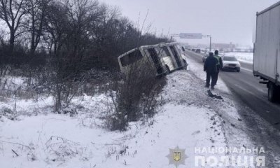 Пассажирский автобус под Харьковом съехал в кювет