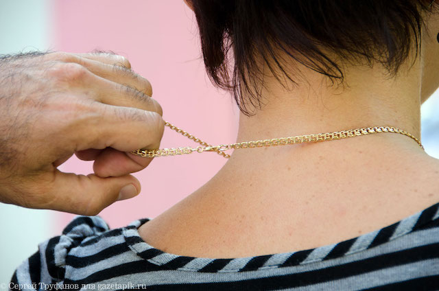 Грабитель, сорвавший с женщины цепочку, не доволен приговором