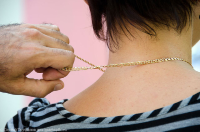 Грабитель, сорвавший с женщины цепочку, не доволен приговором