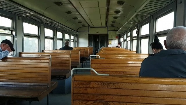 В харьковской электричке ножом ударили пассажира