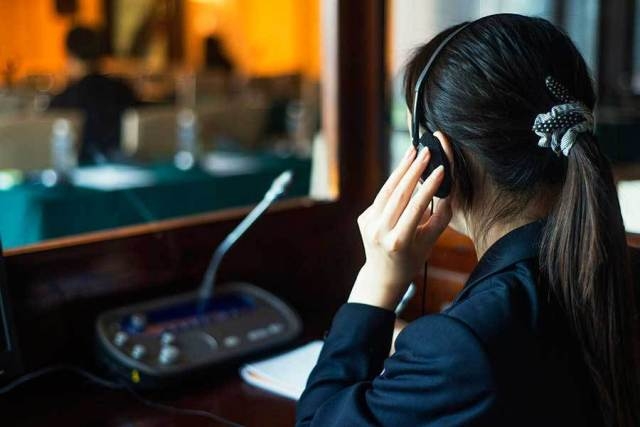 Синхронный перевод: что это такое и где используется