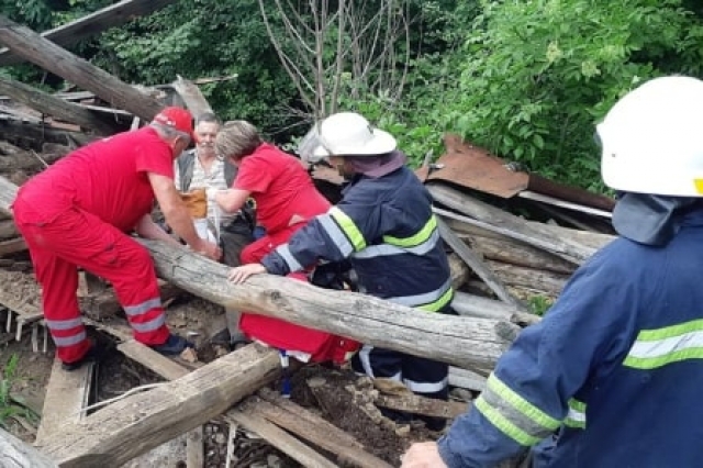В селе рухнул дом – под завалами оказались люди
