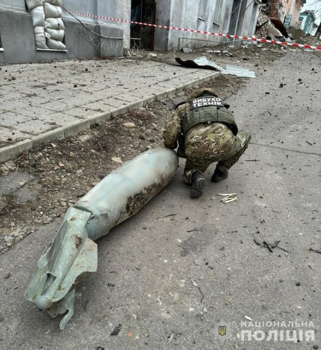 Луганские взрывотехники обезвредили две не разорвавшиеся авиабомбы