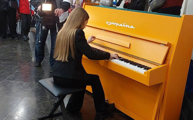 В Харьковском метро установили пианино из разрушенного россиянами Бахмута