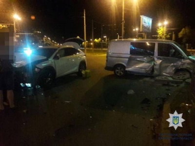 Не поделили пустую дорогу: в Харькове столкнулись легковушка и бусик (фото)