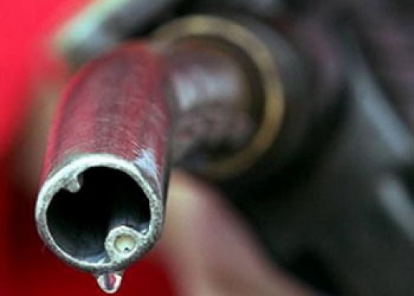 Мужчина сливал топливо из трактора