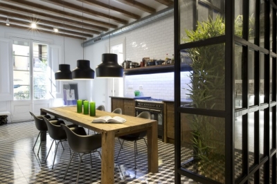 Деревянный стол в интерьере в стиле лофт (идеи, фото)