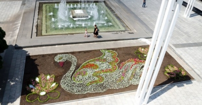 Харьков заваливают цветочными композициями: возле ХНАТОБ появится «Лебединая верность»