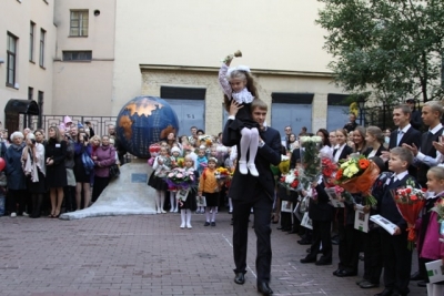 Кернес подарил первоклассникам буквари со своим фото