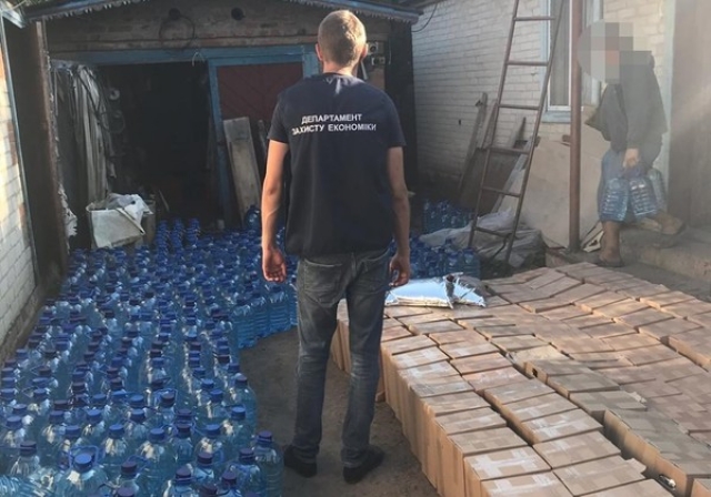 10 т поддельного алкоголя и 30 пачек фальшивых сигарет нашли под Харьковом
