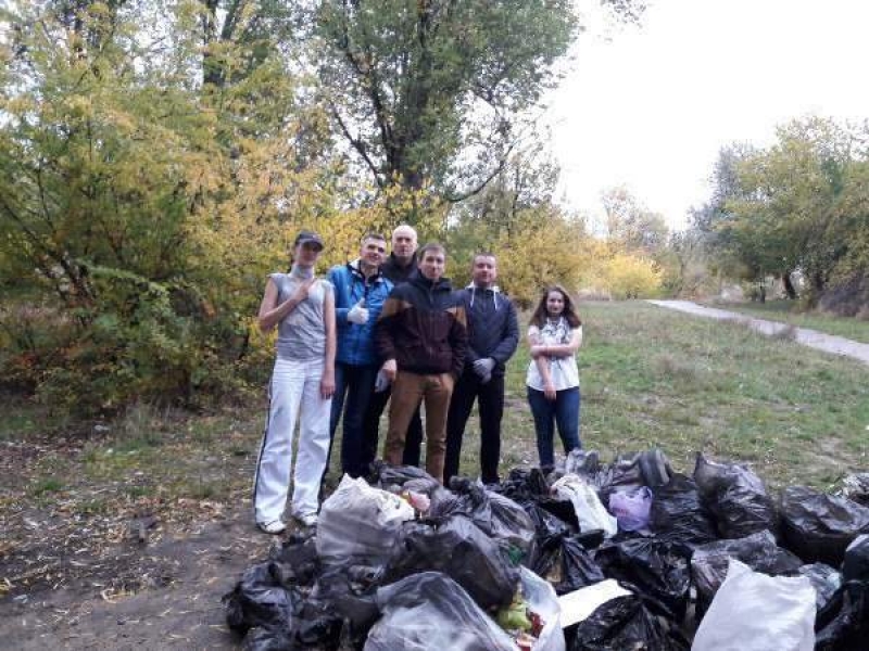 Группа людей удивила харьковчан необычным поступком (фото)