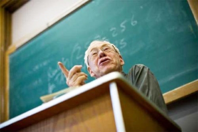 В вузы возвращаются преподаватели-пенсионеры