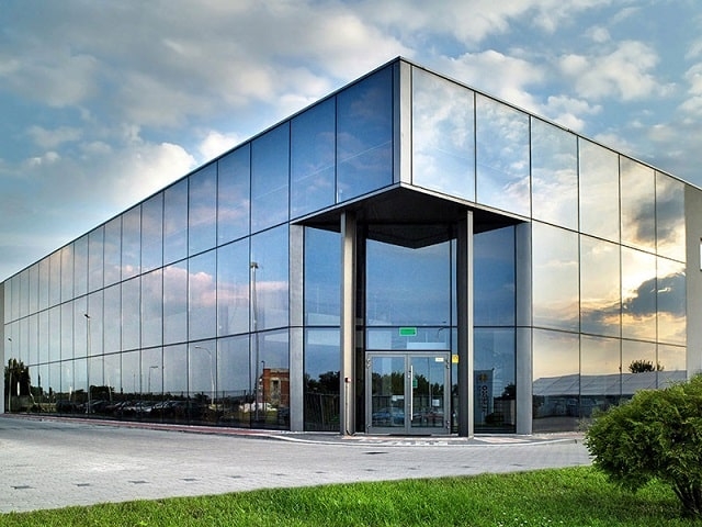 Алюминиевый профиль или пластиковый: что лучше для остекления фасада