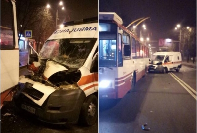 Харьковская «неотложка» протаранила троллейбус