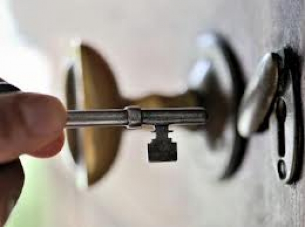 Молодые парни обокрали домовладение