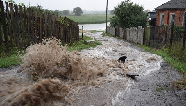 Когда с дождем плывет асфальт: под Харьковом ливень уничтожил дорогу (фото и видео)