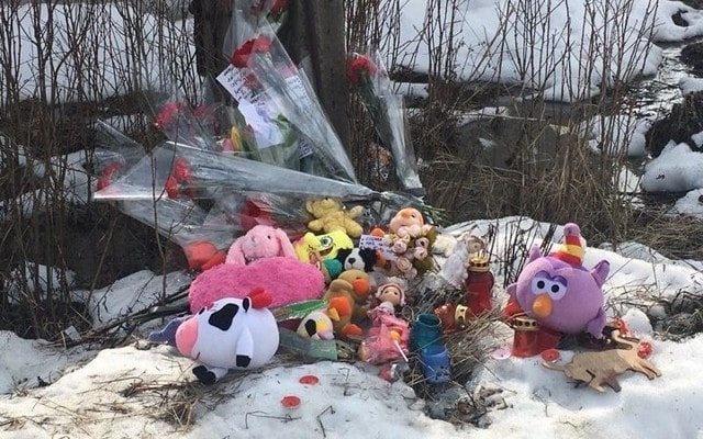 Харьковчане несут цветы и игрушки к месту, где убили девушку