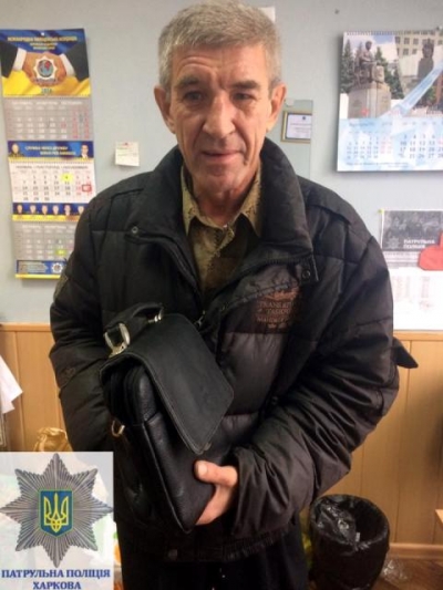 Харьковские патрульные вернули мужчине утерянные ценные вещи