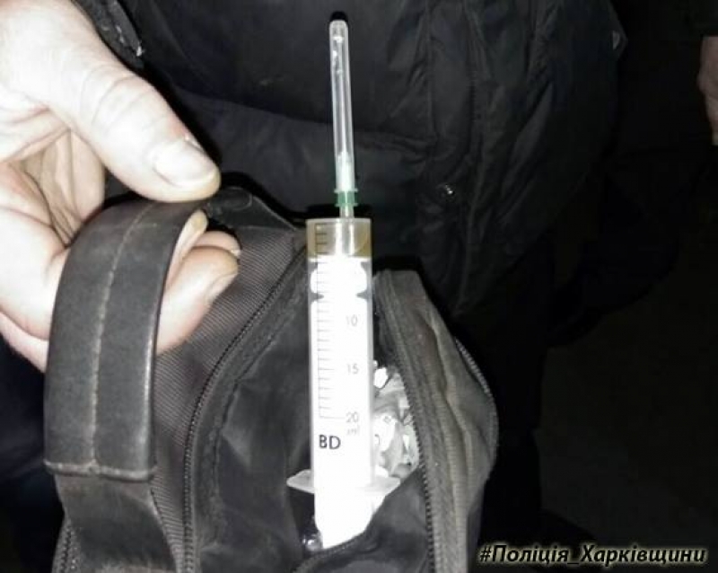 В Харькове маргиналы сбывают «товар» посреди улицы