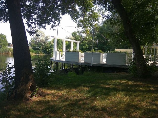 В Харькове элитарное заведение захватило побережье реки