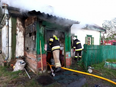 Три человека пострадали во время пожара в частном доме
