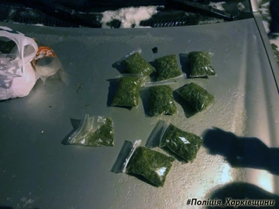 В центре Харькова маргиналы разгуливали с пакетами набитыми «зельем»