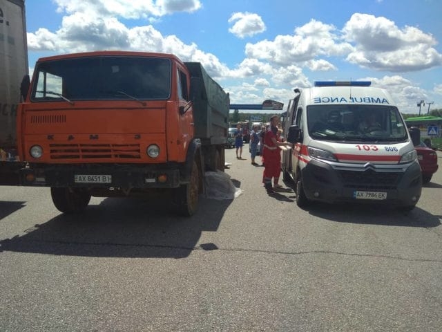 Под колесами грузовика у авторынка погиб мужчина