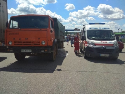 Под колесами грузовика у авторынка погиб мужчина