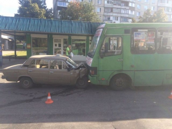 Авария на Героев Труда: "лоб в лоб" такси с маршруткой