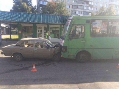 Авария на Героев Труда: "лоб в лоб" такси с маршруткой