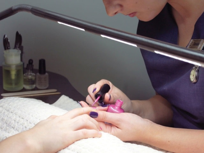Как выбрать настольную лампу для маникюра
