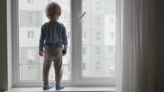 В Харькове мальчик едва не выпал из окна 3-го этажа